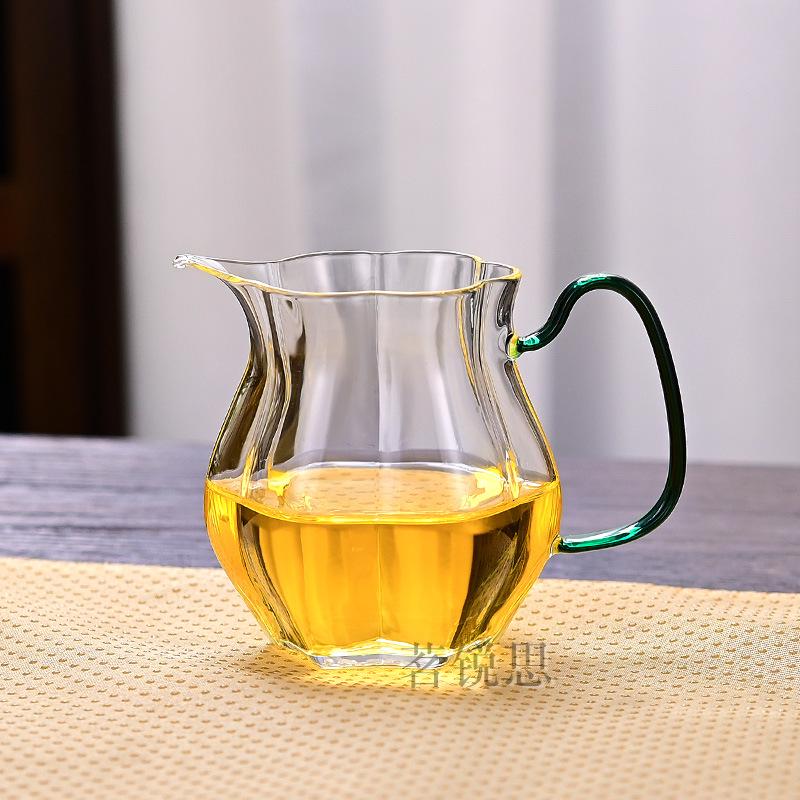 

Melon-Shaped Borosilicate Glass Gong Dao Bei with Handle – Tea Separator & Brewing Utensil 250ml