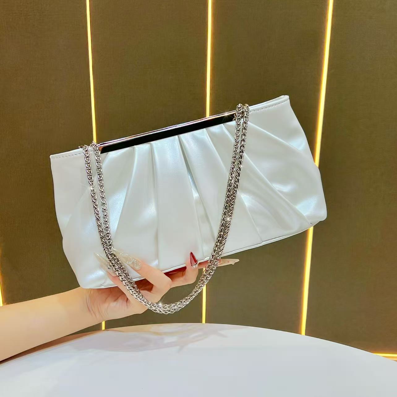 

Niche new commuter women s bag luxury texture cloud bag dinner bag versatile shoulder messenger bag armpit bag білий