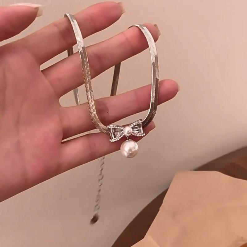 Elegant High-End Necklace Bow Pearl Pendant Female Snake Bone Necklace Niche Design High-End Banquet Jewelry Gift