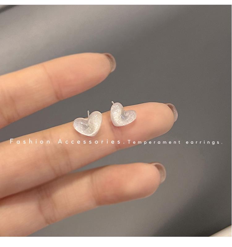 

Изысканные маленькие серьги из смолы в форме сердца: Шикарный, универсальный, нишевый дизайн для женщин