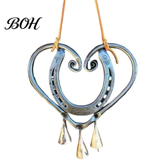 Einzigartiges Valentinstagsgeschenk Hufeisen Herzform Windspiel für Außendekoration im Garten mit Messingglocke Glück Wandkunst Akzente, Rustikales Metall Hängend