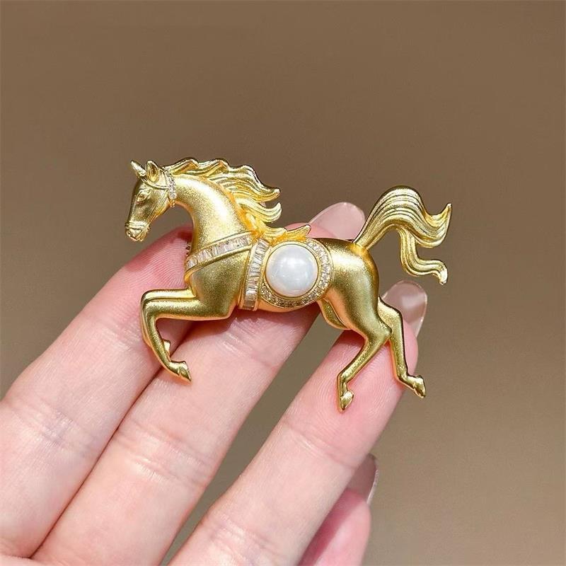 Fashion Rhinestones Pearl Alloy Horse Brooches Zodiac Pony Pins Women Men Clothing Accessories Suit Lapel Corsage New Year Gifts