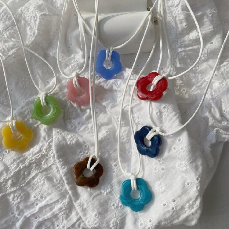 Acrylic Material Flower Neck Jewelry Pendant Choker Suitable for Any Occasion