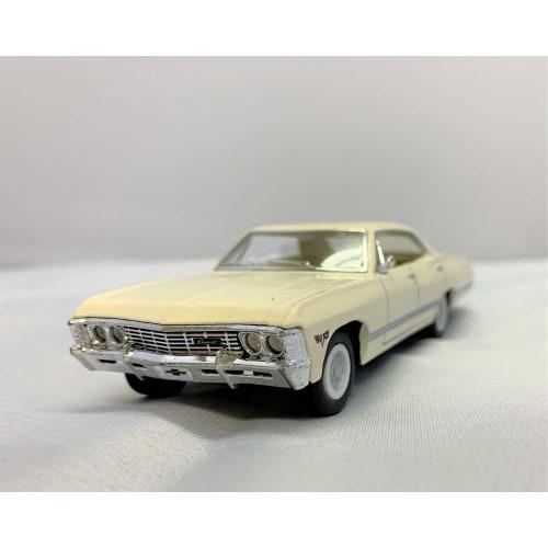 

KiNSMART 1/43 Scale 1967 Chevrolet Impala Pullback Diecast Car (White)