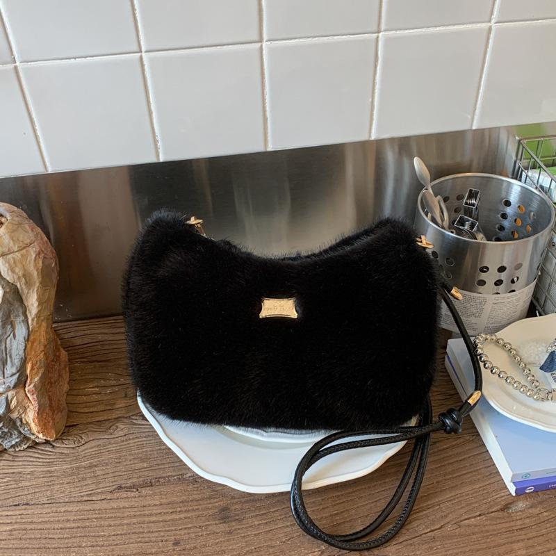 Plush bag women's 2025 autumn and winter niche plush shoulder bag popular fashion commuter messenger small square bag