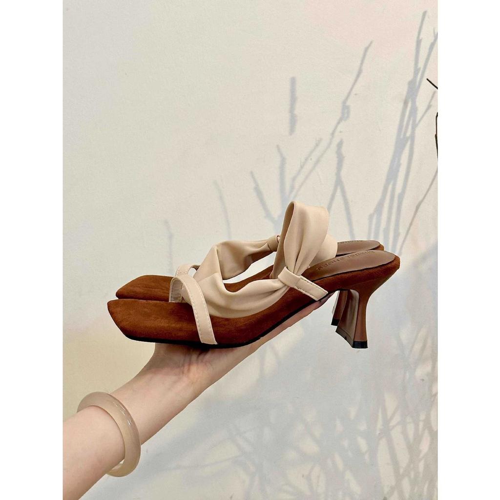 Karamell-Latte! Retro Wildleder quadratischer Kopf mit dickem Absatz Sandalen Damen 2025 neu breiter Rand mit zwei Sandalen