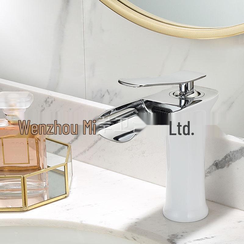 Luxuriöser Kupfer-Wasserfallhahn für das Badezimmer einer Villa – Heiß- und Kaltfunktion, kreatives Design für das Handwaschbecken