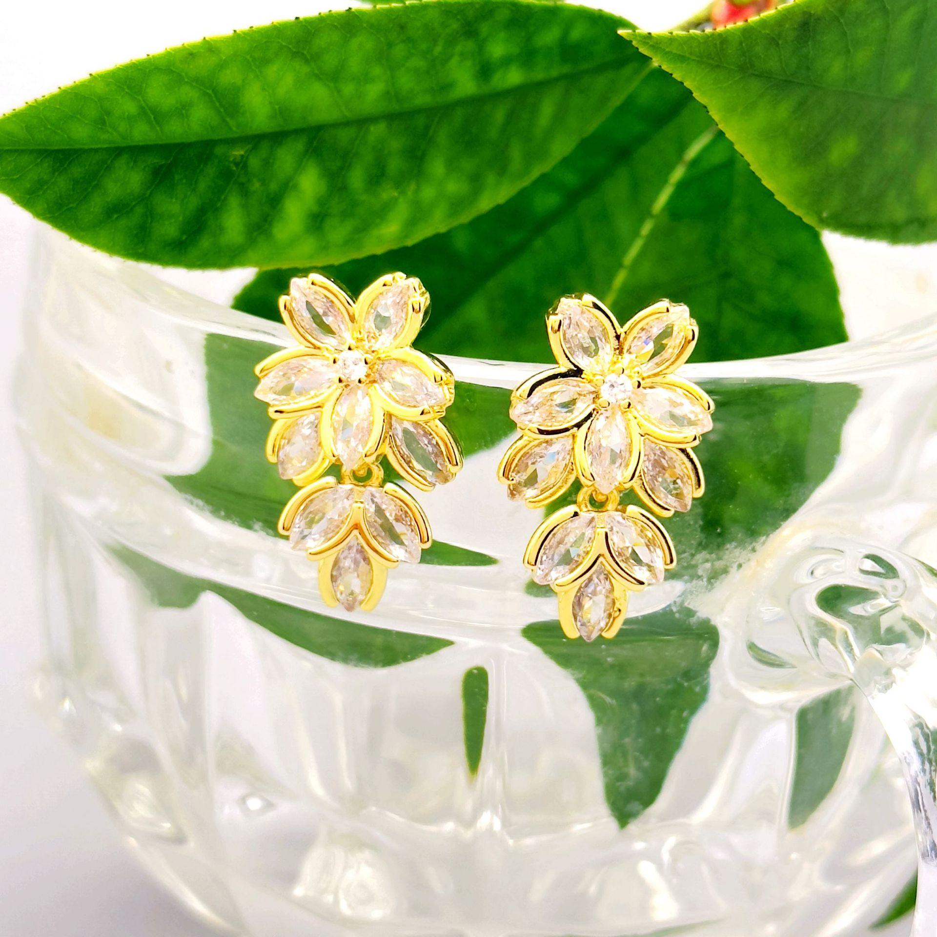 French Romantic Light Luxury Full Diamond Inlaid Sunflower Petal Tassel Personalized Stud Earrings золотой