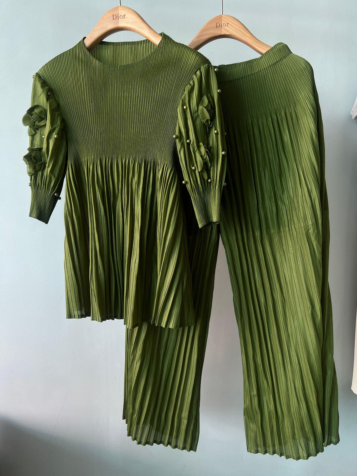 

Лето 2023 Элегантный бисерный комплект из двух частей: Топ с коротким рукавом для похудения и свободные брюки с широкими штанинами One Size оливковое зеленый