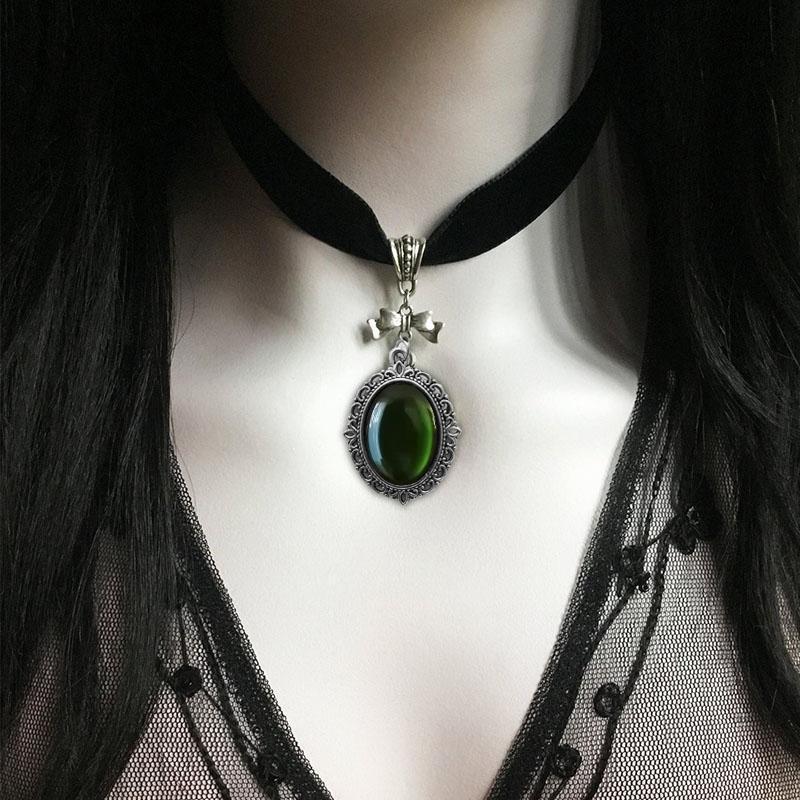 Classic Retro Velvet Waterdrop Pendant Necklace With Alloy Animal Charm For Women