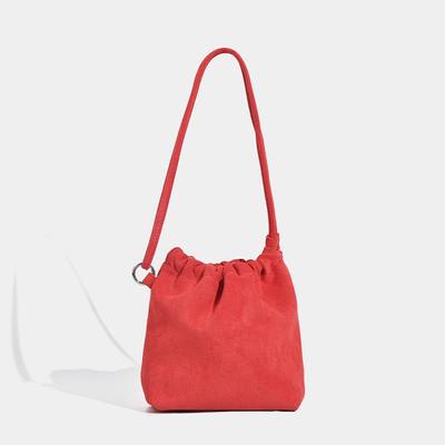 Dámská vintage červená semišová kabelka Bucket Bag s přívěskem na klíče a stahovací šňůrkou přes rameno