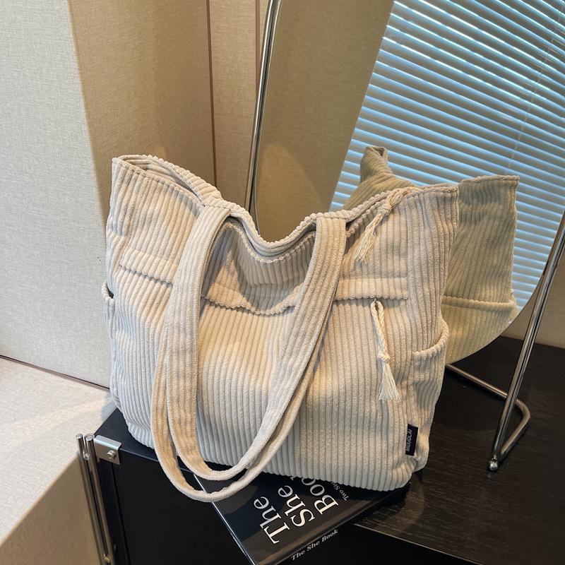 

Вельветовая сумка женская большой вместимости новая осенне-зимняя универсальная сумка через плечо для студентов колледжа для поездок на работу сумка-тоут бежевый