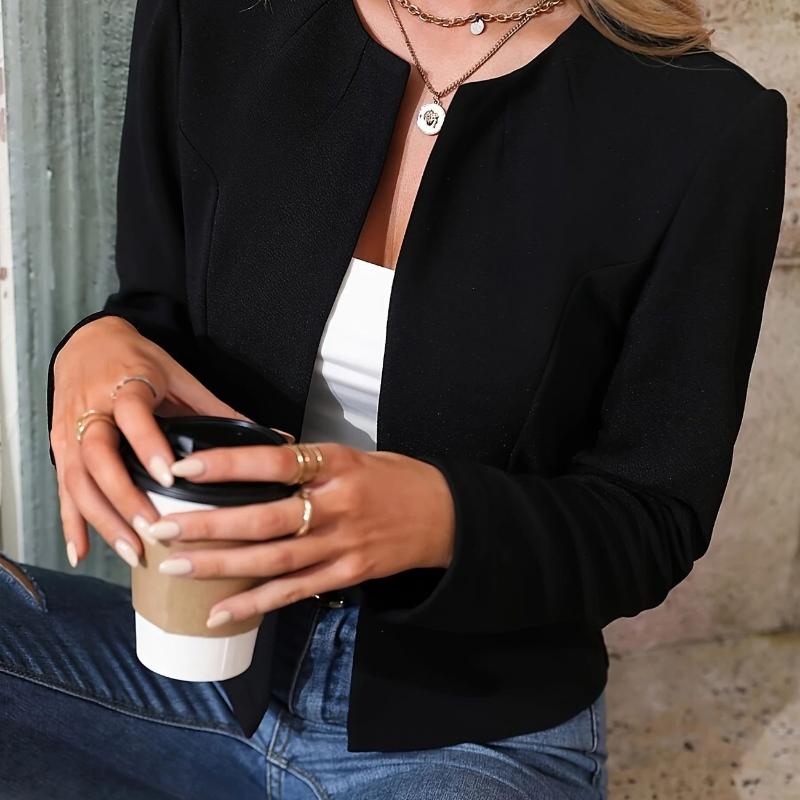 Un palton scurt simplu și versatil în culoare uni pentru femei într-un costum