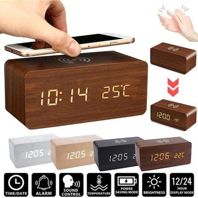2022 Sound Control LED Digital Wecker Holz Design Thermometer Qi Wireless Charging Pad Schreibtischuhr