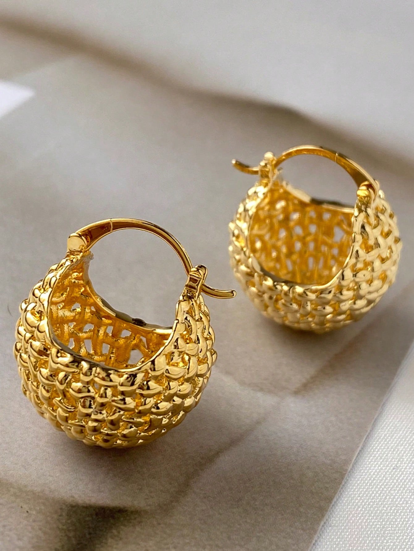 

1 пара модных тканых полых серег-колец для женщин для повседневного украшения