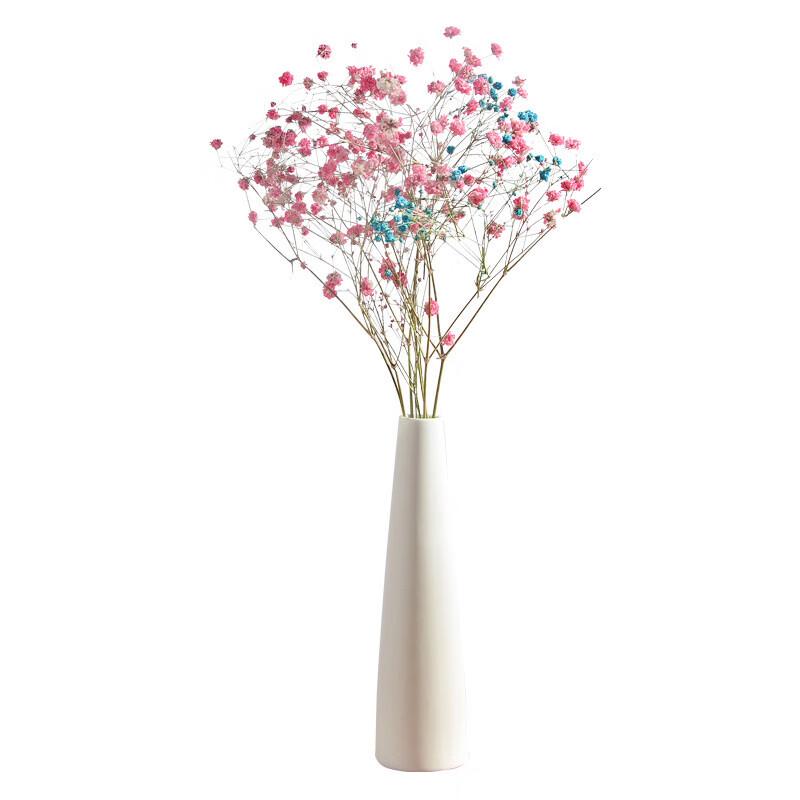 Простая керамическая ваза для обеденного стола