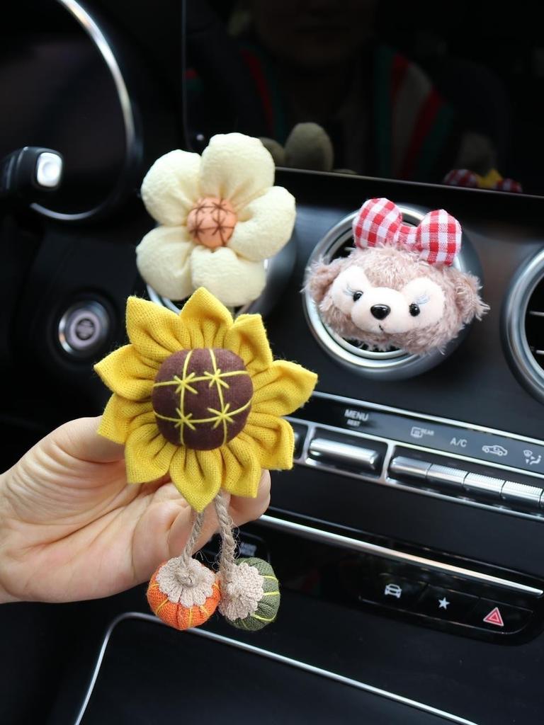 Cute Cartoon Car Air Vent Aromatherapy Clip Decorative Interior Car Accessory