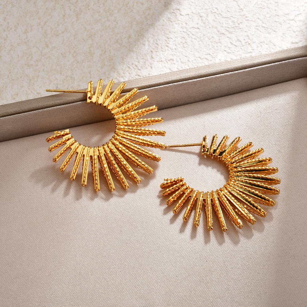 Designed C-shaped Earrings for Women with Exaggerated Fan-shaped Radiating Earrings, the Same Style Of