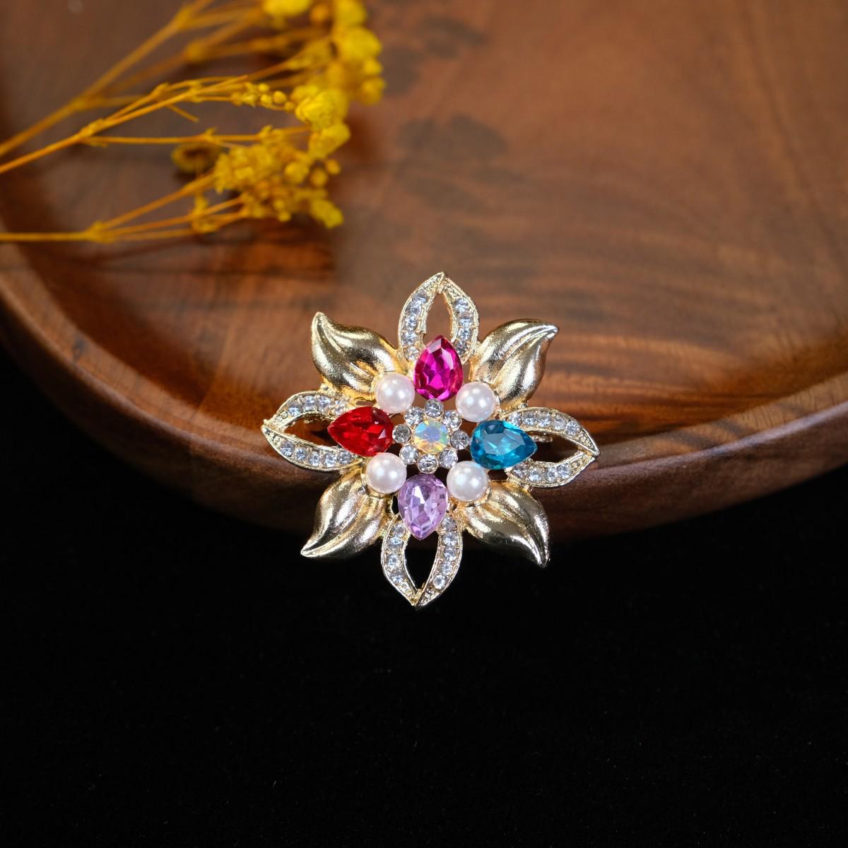 

Елегантна брошка зі стразами: Високоякісна японська та корейська мода кришталева шпилька для шарфа для жінок