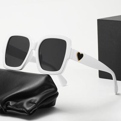 Quadratische Sonnenbrille mit großem Rahmen und Herzverzierung, europäische und amerikanische Modetrend-Persönlichkeit, Internet-Promi-Sonnenbrille für Damen