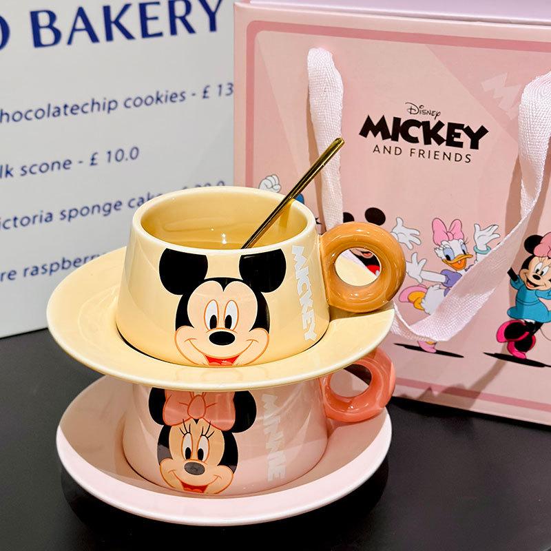 Niedliche Cartoon Erdbeerbär Keramik Kaffeetasse und Untertasse Geschenkbox Set Hochwertiges Aussehen Minnie und Mickey Tassen und Untertassen für den Heimgebrauch