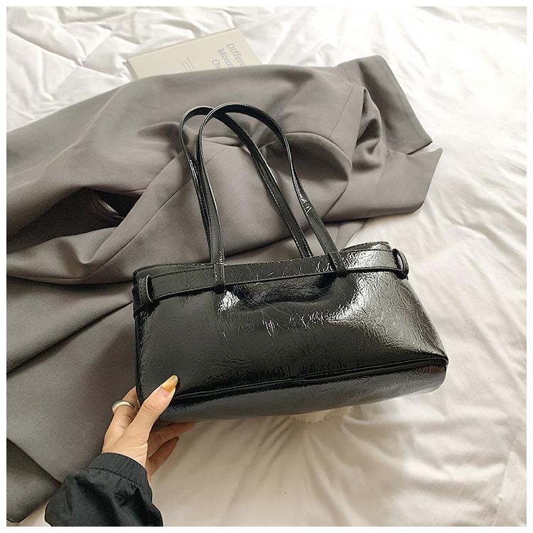 

2025 корейская версия новой женской сумки через плечо, персонализированная сумка под мышкой, женская нишевая сумка из ПУ высокой ценности, модная портативная маленькая квадратная сумка