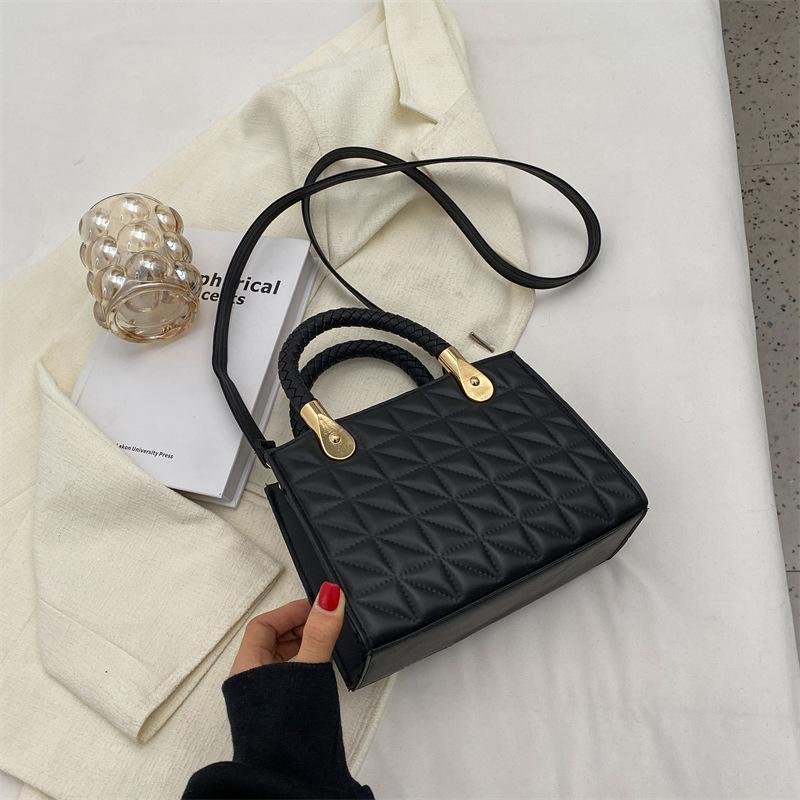 Simple women s fashion bag 2 winter new popular fashion messenger small square bag casual shoulder handbag