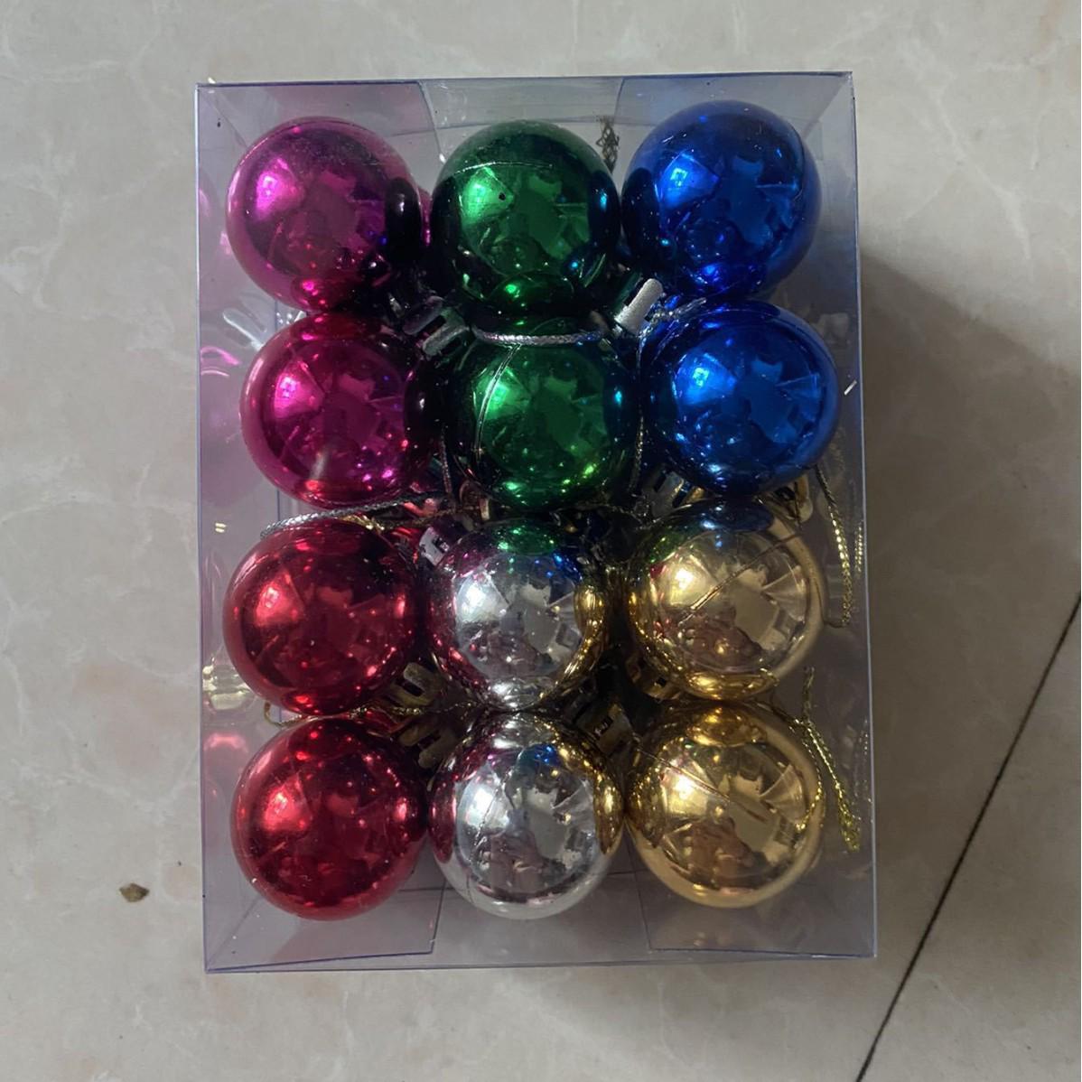 

В наявності: Набір з 24 блискучих кульок для прикраси ялинки діаметром 3 см