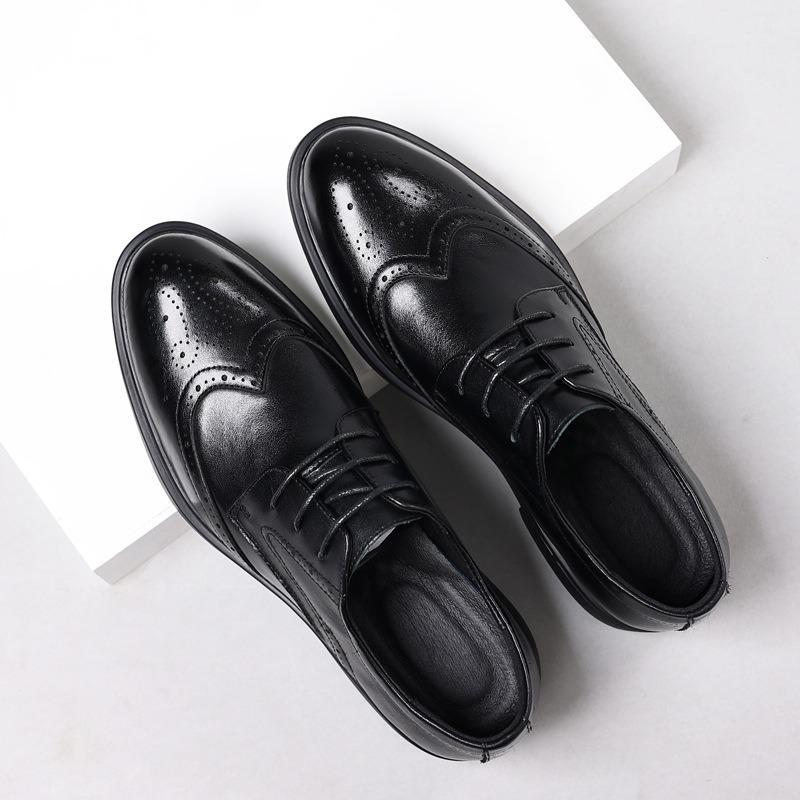 The first layer of cowhide new men's leather shoes Brock carved leather casual men's soft-soled pointed men's shoes