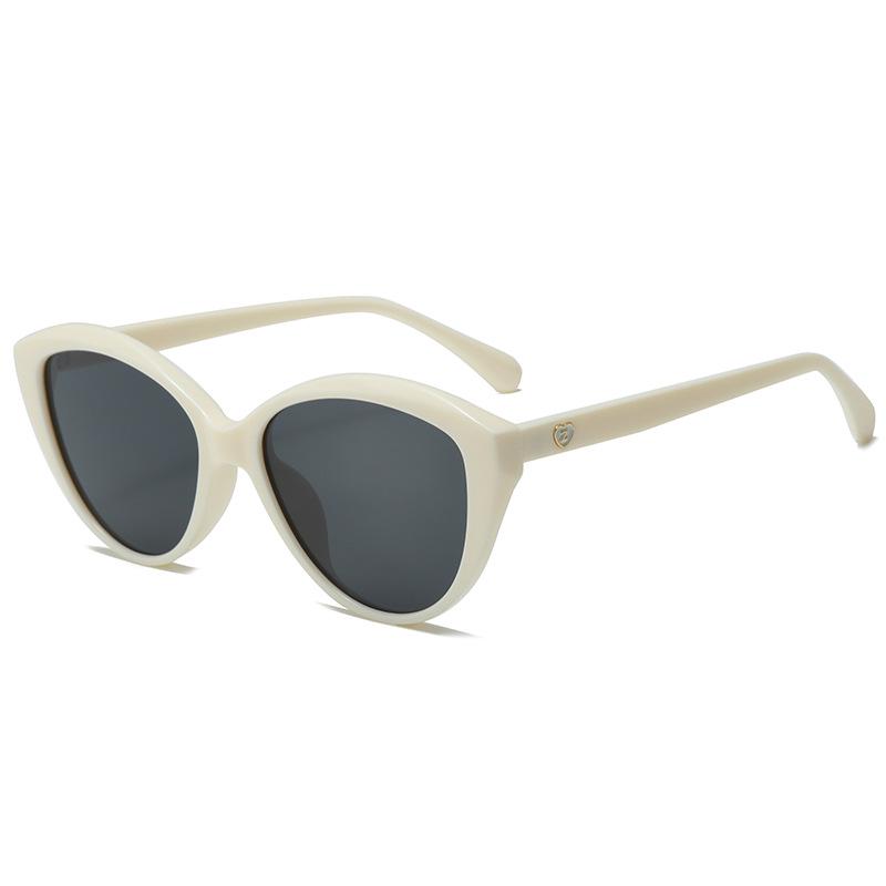 

2025 Retro Chic Women s Cat-Eye Sunglasses: Trendy European & American Style