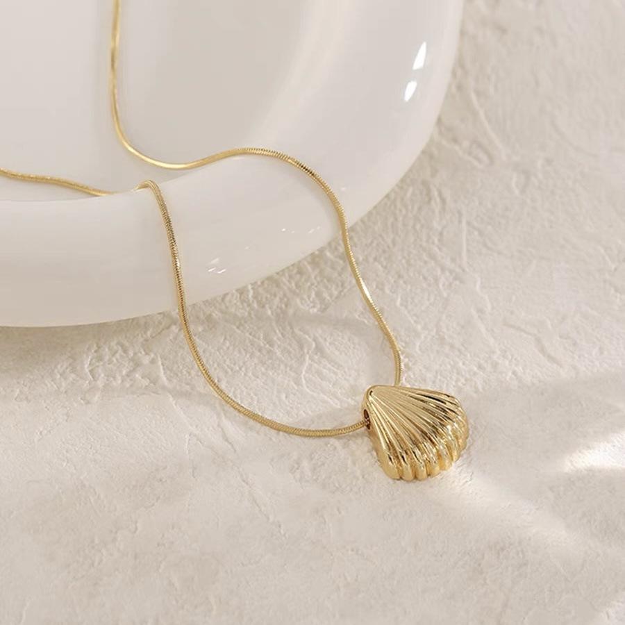Titanium Steel Fashion 3d Stereo Fan -Shaped Shell Pendant Necklace