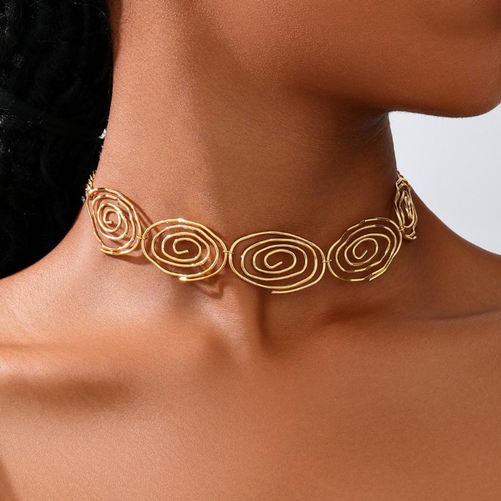 

Модное и персонализированное полое спиральное ожерелье для женщин золотой