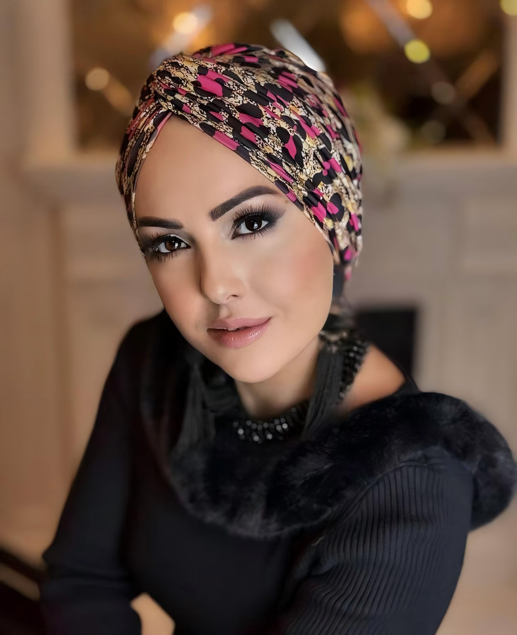 

1PCS Women Headscarf French Retro Style Light Luxury Patterned Headscarf Matching Exudes Temperament