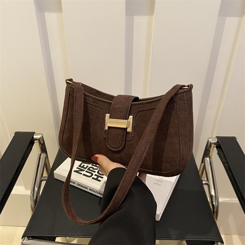 

Тренд ретро мода кэжуал матовая сумка подмышку женская зимняя новая универсальная личность уличная съемка сумка через плечо для通勤 кофейный