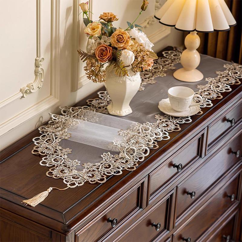 Luxuriöser Floralspitzen-Tischläufer Europäischer Eleganter Bestickter Tischläufer für Ess-, Kaffee- & Fernsehtische Weihnachts-Heimdekoration