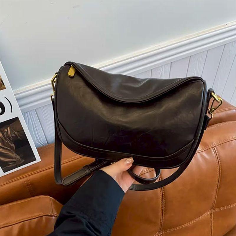 

Customize the new ebony women s bag, commuter versatile and explosive messenger bag, underarm bag, fashionable dumpling niche shoulder bag.