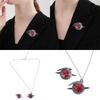 1 Set Krähen-Brosche mit passendem Anhänger-Halskette Hals Schmuck Rot Zirkon Design für Anime-Liebhaber und Trendsetter