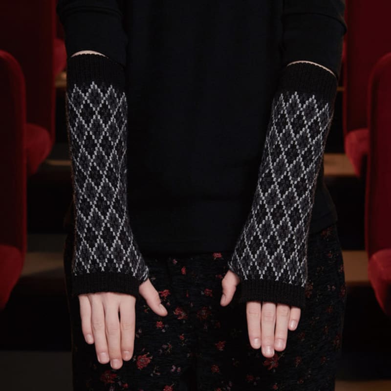 

ОДНОТОННАЯ ВАРЕЖКА С АРГАЙЛОВЫМ УЗОРОМ / ЧЕРНАЯ FREE