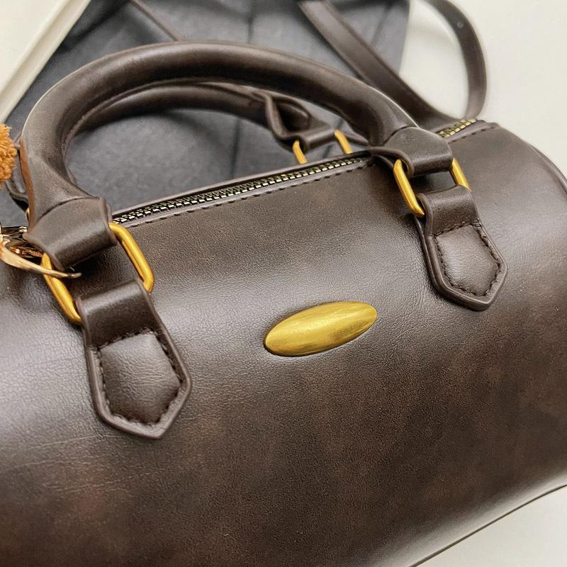 This year's popular bag 2025 new trendy fashion portable shoulder bag autumn versatile messenger Boston pillow bag