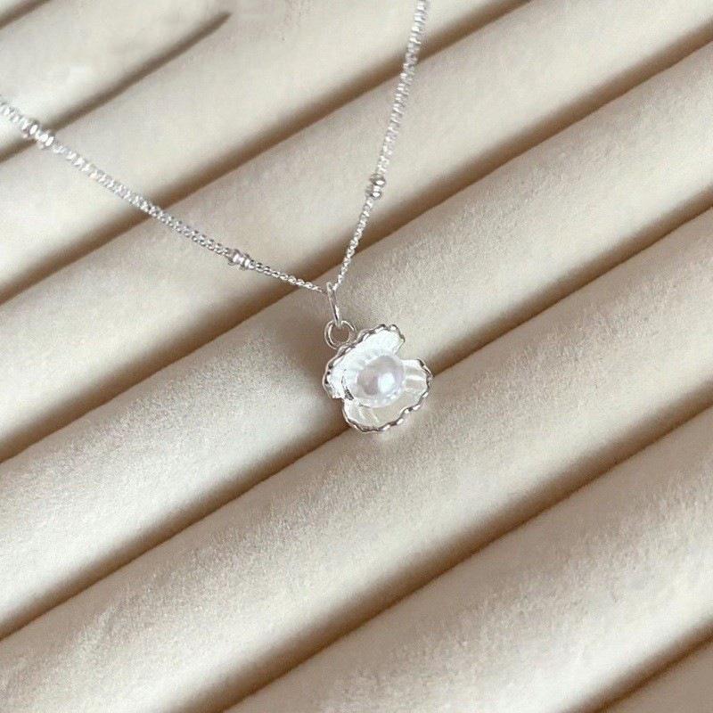 Elegant Shell Pearl Clavicle Necklace for Women - Simple, Versatile, and Fashionable Style.