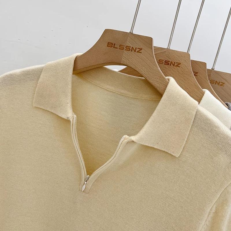 Een Dun Polo Shirt met Een Kraag, Gebreid Kortmouwig Shirt, en Een Uniek Top met Halve Rits voor Dames in de Zomer