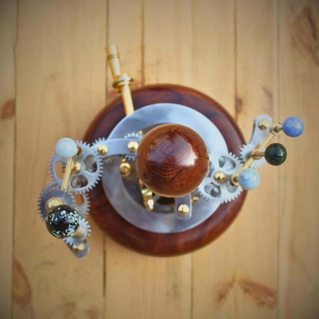 Orrery, Luksusowy Element Dekoracyjny Domu, Model Układu Słonecznego, Idealny Prezent dla Męża, Eleganckie Funkcjonalne Dzieło Sztuki Dekoracyjnej