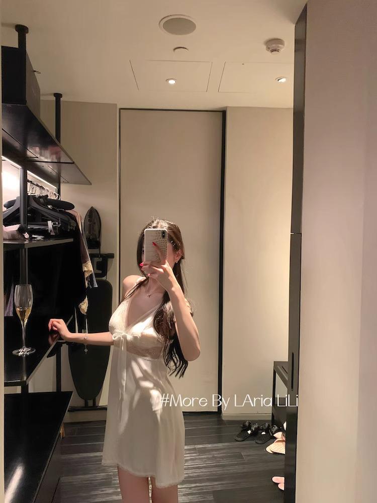 Elegantes Satin-Spitzen-Camisole-Schlafkleid mit V-Ausschnitt und Schleife