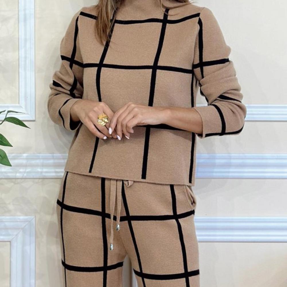 Set aus langärmligem Oberteil und Hose mit weitem Bein. Eleganter Anzug mit Karomuster und Hose mit weitem Bein. Lockere Bluse für Damen. Stilvolle Bürokleidung