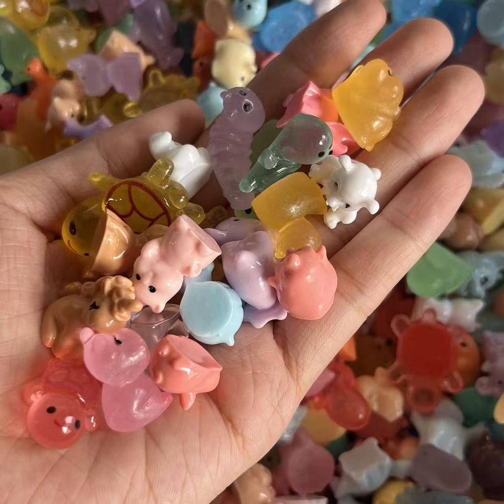20/40/80 miniature resin animal figurines, some of which are light-up resin animals, perfect for DIY jewelry and phone case deco