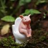Statue de Cochon Miniature Cochon Assis sur les Toilettes Mini Jouet Animal Figurine de Cochon Ornement de Tableau de Bord de Voiture pour Cadeau d'Enfant Décoration de Maison