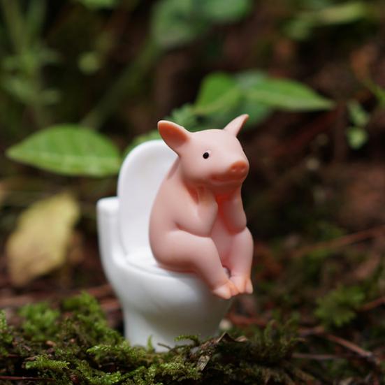 Miniature Pig Statue Pig Sitting On Toilet Mini Animal Toy Piggy Figurine