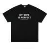 2026 Meine Frau Ist Perfekt Vintage Grafik T-Shirt Schwarzer Text Weißes T-Shirt Ehe Humor Paar Oberteil Lustiges Geschenk Shirt Streetwear Stil
