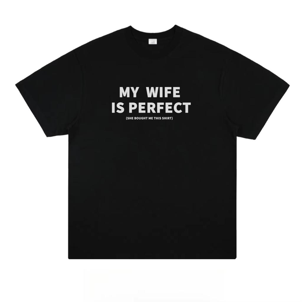 2026 Meine Frau Ist Perfekt Vintage Grafik T-Shirt Schwarzer Text Weißes T-Shirt Ehe Humor Paar Oberteil Lustiges Geschenk Shirt Streetwear Stil