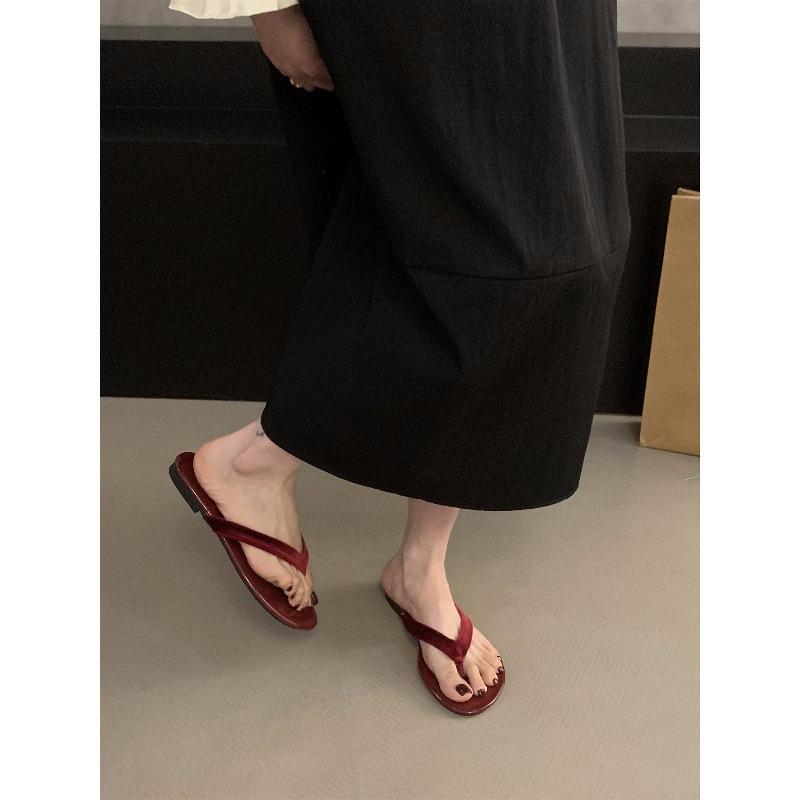 Flat bottom red French small cool slippers women's shoes outer wear 2025 new summer casual soft bottom pinch flip-flops